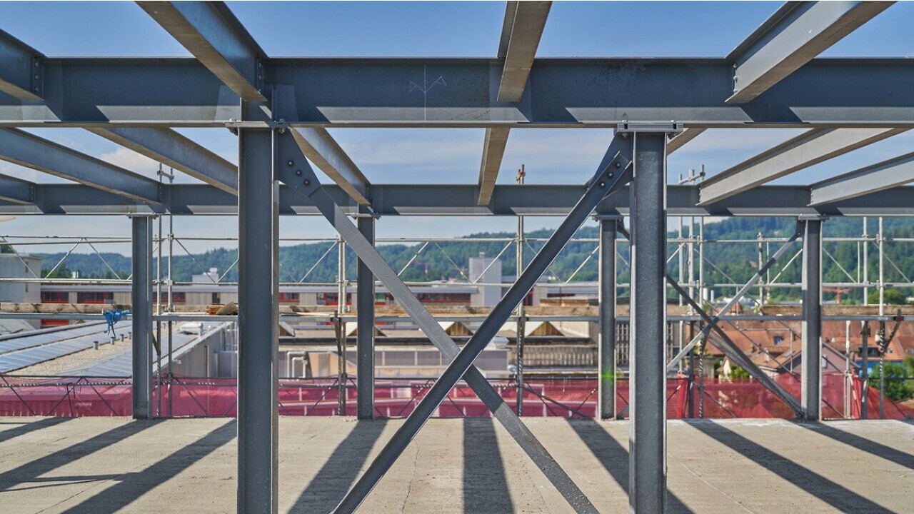 Die wiederverwendete Tragstruktur aus Stahl für die Aufstockung stammt vom Lysbüchelareal in Basel. (Bildnachweis: © baubüro in situ ag, Foto: Martin Zeller)