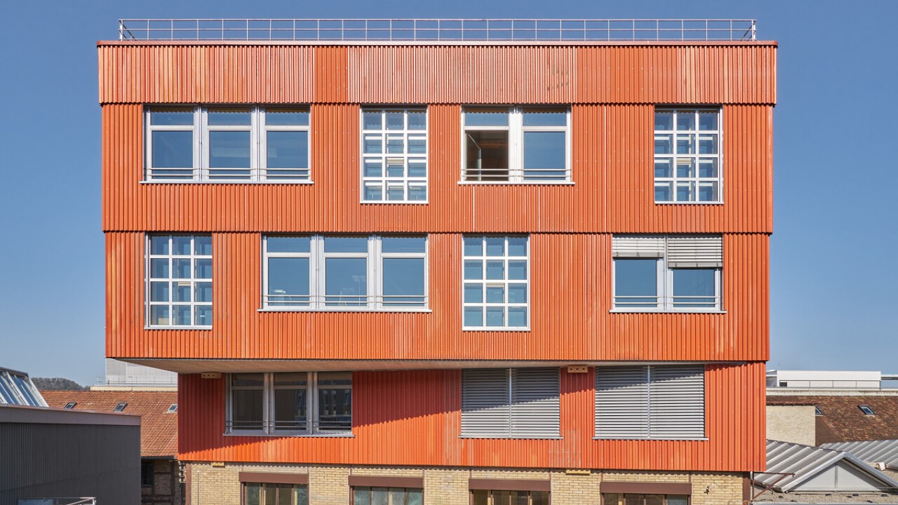 Das Baubüro in situ stockte den Kopfbau der Halle 118 in Winterthur um drei Geschosse auf. Die Aufstockung besteht mehrheitlich aus wiederverwendeten Bauteilen. (Bildnachweis: © baubüro in situ ag, Foto: Martin Zeller)